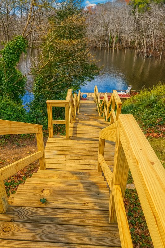 Access steps and landing down to a pier